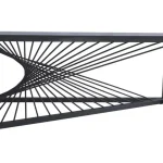 Klubska miza ABASKA . Klubska mizica ABASKA vas bo navdušila. Atraktivno in elegantno podnožje je narejeno iz kovine. Elegantna mizna plošča je v videzu