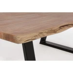 Klubska miza ARTUR 115X65 . Jedilna miza ARTUR 115X65 ima top iz lesa, jeklene noge. Ker je les ročno oblikovan lahko pride do različnih oblik in velikosti.