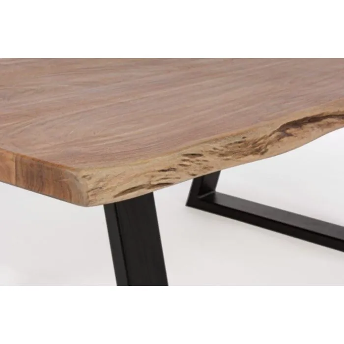 Klubska miza ARTUR 115X65 Klubska miza ARTUR 115X65 . Jedilna miza ARTUR 115X65 ima top iz lesa, jeklene noge. Ker je les ročno oblikovan lahko pride do različnih oblik in velikosti.