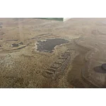 Klubska miza ATLANTIDE 140X75 . Klubska miza ATLANTIDE je sestavljena iz kovinskega okvirja starinskega izgleda, mizna plošča je iz MDF-ja in stekla.