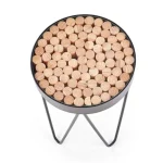 Klubska miza FLORA . Klubska miza FLORA z njenim zanimivim izgledom bo popestrila vsako dnevno sobo. Plošča mize je iz manjših kosov lesa macesna. Plošča