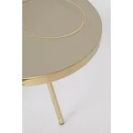 Klubska miza KESAR bež D51 . Klubska miza KESAR je narejena iz kovinske kontrukcije z medeninastim zaključkom. Zgornji del ima emajliran zaključek.