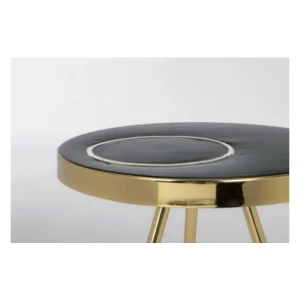 Klubska miza KESAR črna D40 . Klubska miza KESAR je narejena iz kovinske kontrukcije z medeninastim zaključkom. Zgornji del ima emajliran zaključek.