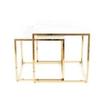 Klubska miza KLARK je modernega dizajna. Mizna plošča je narejena iz kaljenega stekla v videzu belega marmorja. Mizno podnožje je narejeno iz nerjaveče