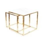 Klubska miza KLARK je modernega dizajna. Mizna plošča je narejena iz kaljenega stekla v videzu belega marmorja. Mizno podnožje je narejeno iz nerjaveče