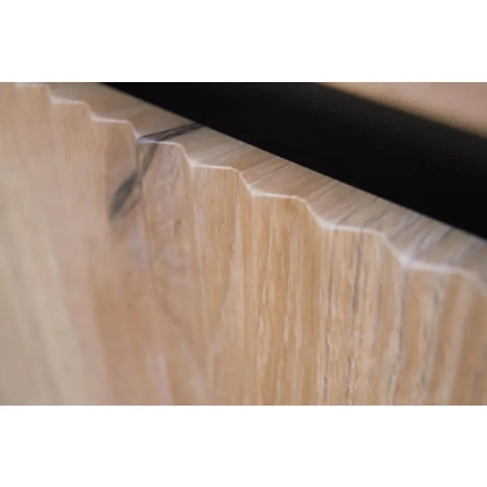 Klubska miza MILI hrast Klubska miza MILI hrast . Klubska miza MILI hrast je elegantna in funkcionalna izbira za vsak dom. Korpus je izdelan iz kakovostne laminirane plošče debeline