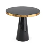 Klubska miza NANDIKA D51 črna . Klubska miza NANDIKA D51 črna ima kovinski okvir ter zgornji rob z medeninastim zaključkom. Je v črni barvi z zlatim