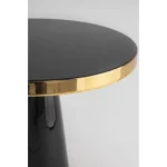 Klubska miza NANDIKA D51 črna . Klubska miza NANDIKA D51 črna ima kovinski okvir ter zgornji rob z medeninastim zaključkom. Je v črni barvi z zlatim