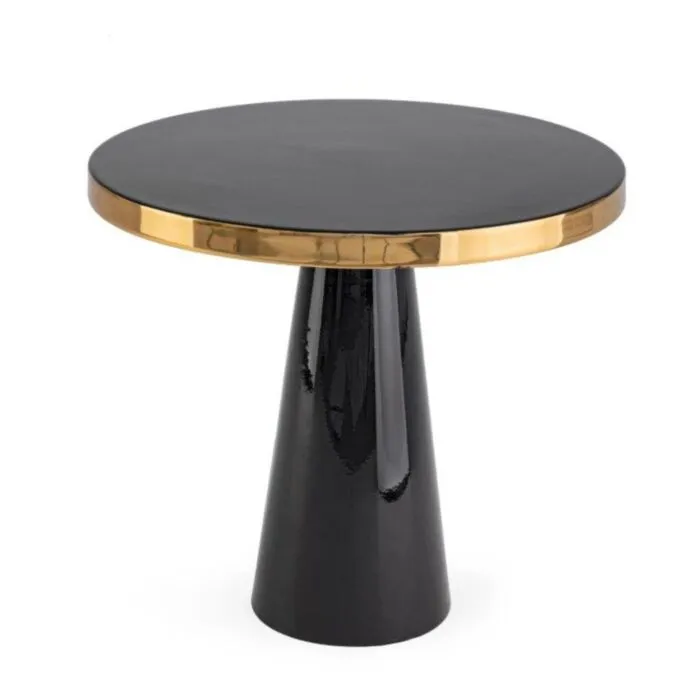 Klubska miza NANDIKA D51 črna . Klubska miza NANDIKA D51 črna ima kovinski okvir ter zgornji rob z medeninastim zaključkom. Je v črni barvi z zlatim