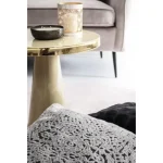 Klubska miza NANDIKA D51 taupe je visokokakovostna in elegantna mizica, ki se poda v vsak prostor. Ima kovinski okvir ter zgornji rob z medeninastim