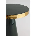 Klubska miza NANDIKA D51 zelena je visokokakovostna in elegantna mizica, ki se poda v vsak prostor. Ima kovinski okvir ter zgornji rob z medeninastim