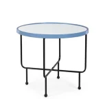 Klubska miza PAINTER D58.5 modra je popoln kos pohištva. Mizica je narejena iz kovine v modri in črni barvi. Mizna plošča je narejena iz stekla. Nogice so