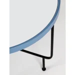 Klubska miza PAINTER D58.5 modra je popoln kos pohištva. Mizica je narejena iz kovine v modri in črni barvi. Mizna plošča je narejena iz stekla. Nogice so