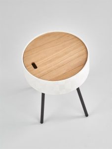 Klubska miza RUNA je modernega dizajna in zelo priročna. Izdelana je iz lakirane MDF plošče, podnožje pa je iz jekla. Plošča mize se odstrani in v samo