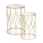 Klubska miza SET2 ELENOR J15 . Klubska miza ELENOR je sestavljena iz kovinskega ogrodja, prašno barvanega (zlata barva). Mizna plošča je iz stekla.