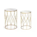 Klubska miza SET2 ELENOR J15 . Klubska miza ELENOR je sestavljena iz kovinskega ogrodja, prašno barvanega (zlata barva). Mizna plošča je iz stekla.