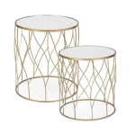 Klubska miza SET2 ELENOR J16 . Klubska miza ELENOR je sestavljena iz kovinskega ogrodja, prašno barvanega (zlata barva). Mizna plošča je iz stekla.