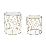 Klubska miza SET2 ELENOR J16 . Klubska miza ELENOR je sestavljena iz kovinskega ogrodja, prašno barvanega (zlata barva). Mizna plošča je iz stekla.