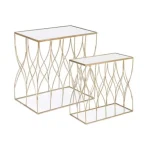 Klubska miza SET2 ELENOR J19 . Klubska miza ELENOR je sestavljena iz kovinskega ogrodja, prašno barvanega (zlata barva). Mizna plošča je iz stekla.