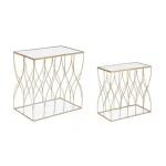 Klubska miza SET2 ELENOR J19 . Klubska miza ELENOR je sestavljena iz kovinskega ogrodja, prašno barvanega (zlata barva). Mizna plošča je iz stekla.