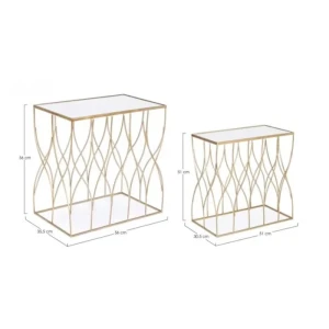 Klubska miza SET2 ELENOR J19 . Klubska miza ELENOR je sestavljena iz kovinskega ogrodja, prašno barvanega (zlata barva). Mizna plošča je iz stekla.