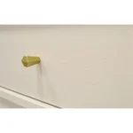 Klubska miza TOMI . Klubska miza TOMI je prava izbira za sodobne in elegantne prostore. Narejena iz kakovostne laminirane plošče debeline 16 mm, zagotavlja