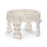 Klubska miza YASIR D50 bela . Klubska miza YASIR D50 bela je narejena iz lesa z izrezljanimi okraski. S svojo elegantno in posebno obliko, popestri vsak