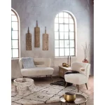 Klubska miza YASIR D50 bela . Klubska miza YASIR D50 bela je narejena iz lesa z izrezljanimi okraski. S svojo elegantno in posebno obliko, popestri vsak