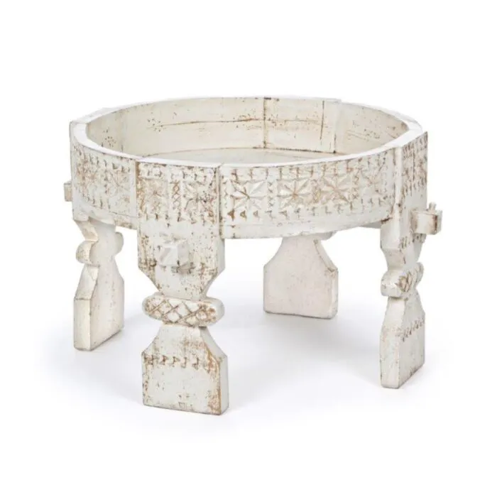 Klubska miza YASIR D50 bela . Klubska miza YASIR D50 bela je narejena iz lesa z izrezljanimi okraski. S svojo elegantno in posebno obliko, popestri vsak