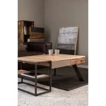 Klubska mizica 2C MANCHESTER 118x70 je elegantna in funkcionalna miza, primerna za različne vrste ambientov. Izdelana je iz kakovostnih materialov, ki