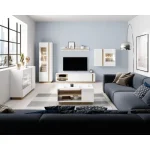 Klubska mizica AREK . Klubska mizica AREK je moderna popestritev vašega dnevnega prostora. Beli sijaj in barva hrasta naredita vaš prostor še bolj topel.