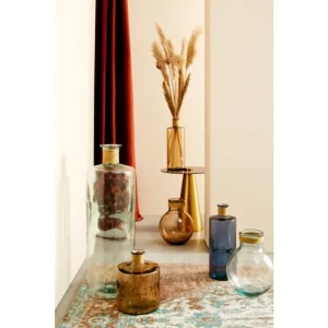 Klubska mizica DINPAL BRASS D45 . Klubska mizica DINPAL BRASS D45 ima aluminijski okvir z nikljanim zaključkom in ima stekleni vrh. Dimenzije: širina: Ø45cm