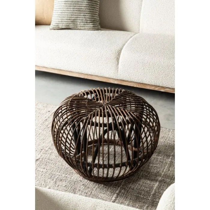 Klubska mizica DORADAL rjava . Klubska mizica DORADAL rjava ima strukturo iz ratana. Priporočljivo je da se ne izpostavlja slabemu vremenu ali pa direkt