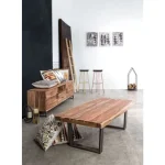 Klubska mizica ELMER 120x70 ima okvir iz lesa, noge so iz kovine v črni barvi. Ker je les obdelan ročno, so oblike in velikosti ki jih tvori les, samo