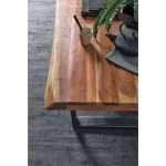 Klubska mizica ELMER 120x70 ima okvir iz lesa, noge so iz kovine v črni barvi. Ker je les obdelan ročno, so oblike in velikosti ki jih tvori les, samo