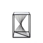 Klubska mizica ESPIRAL 40x40 ima kovinske okvirje in top iz kaljenega stekla. S svojo obliko in dizajnom popestri vsak prostor, ne glede na okolico. Material: