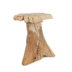 Klubska mizica KAVIR 40X40 ima naravni zaključek, oblike in mere ki jih ustvarja les, so samo okvirne. Ker so izdelki ročno narejeni se lahko razlikujejo