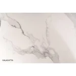 Klubska mizica KRALJ BELA . Klubska mizica KRALJ BELA modernega dizajna. Mizna plošča je narejena iz keramike v videzu marmorja v beli visoki sijaj barvi.