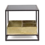 Klubska mizica MAVILA 42x42 . Klubska mizica MAVILA 42 x 42 je narejena iz kovine. Mizna plošča je narejena iz stekla. V spodnjem delu mizice je prostor za