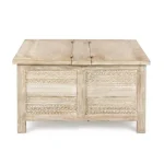 Klubska mizica MAYRA . Klubska mizica MAYRA ima okvir iz lesa z ročno izrezanimi okraski, zadnje strani so iz MDF-ja. Imajo medeninaste ročaje. S svojo