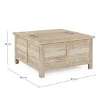 Klubska mizica MAYRA . Klubska mizica MAYRA ima okvir iz lesa z ročno izrezanimi okraski, zadnje strani so iz MDF-ja. Imajo medeninaste ročaje. S svojo