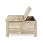 Klubska mizica MAYRA . Klubska mizica MAYRA ima okvir iz lesa z ročno izrezanimi okraski, zadnje strani so iz MDF-ja. Imajo medeninaste ročaje. S svojo