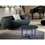 Klubska mizica MERIA . Klubska mizica MERIA s kovinskim podnožjem. Vrhnji del mizne plošče je dimljeno kaljeno steklo. Barva: - Črna mat Dimenzije: -