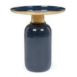 Klubska mizica NALIMA D40.5 modra . Klubska mizica NALIMA D40.5 modra ima kovinski okvir in okrasni obroč iz kovine z medeninastim zaključkom, kar zagotavlja