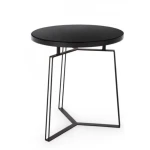 Klubska mizica ZAIRA D50 črna . Klubska mizica ZAIRA D50 črna ima jekleno okvirje in stekleni vrh. Material: - Jeklo - Steklo Barva: - Črna Dimenzije: