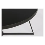 Klubska mizica ZAIRA D70 črna je stabilna okrogla miza z elegantnim dizajnom. Narejena je iz črno prašno lakirane kovine. Vrh mizice je narejen iz stekla.