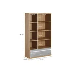 Knjižna omara IRE je opremljena s širokim, prostornim predalom. Tanko ohišje, police v barvi lesa v kombinaciji s sivim predalom poskrbijo, da je knjižna