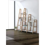 Knjižni poličnik 5P BROOKLYN . Knjižni poličnik 5P BROOKLYN je narejen iz lesenega okvirja in belimi mat policami. Primeren je za vsak prostor, kjer