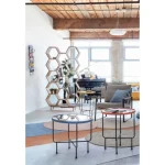 Knjižni poličnik WAHIDA . Knjižni poličnik WAHIDA ima kovinsko osnovo ter okvir iz lesa. Ima veliko prostora za shranjevanje in organizacijo različnih