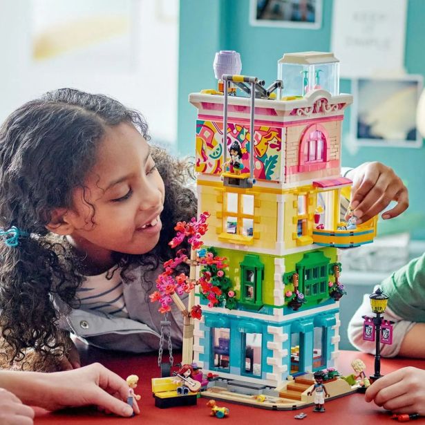 kocke-lego-friends-dom-obcanov-41748-3365292-3 KOCKE LEGO FRIENDS DOM OBČANOV 41748 - slika 4